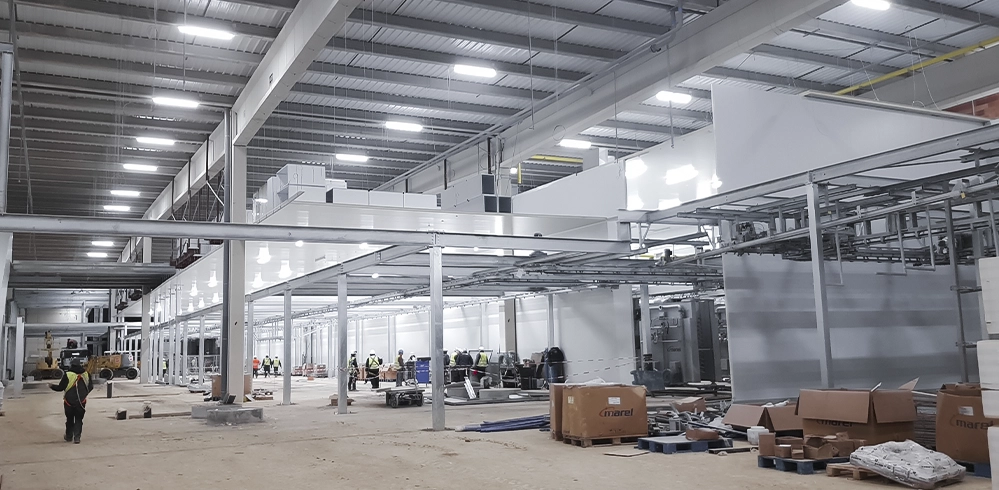 Diseño y construcción de una cámara frigorífica de conservación para una empresa del sector alimentario. El proyecto incluyó la instalación de paneles aislantes de alta densidad y un sistema de refrigeración de bajo consumo energético, diseñado para mantener una temperatura constante de 2 °C a 5 °C.